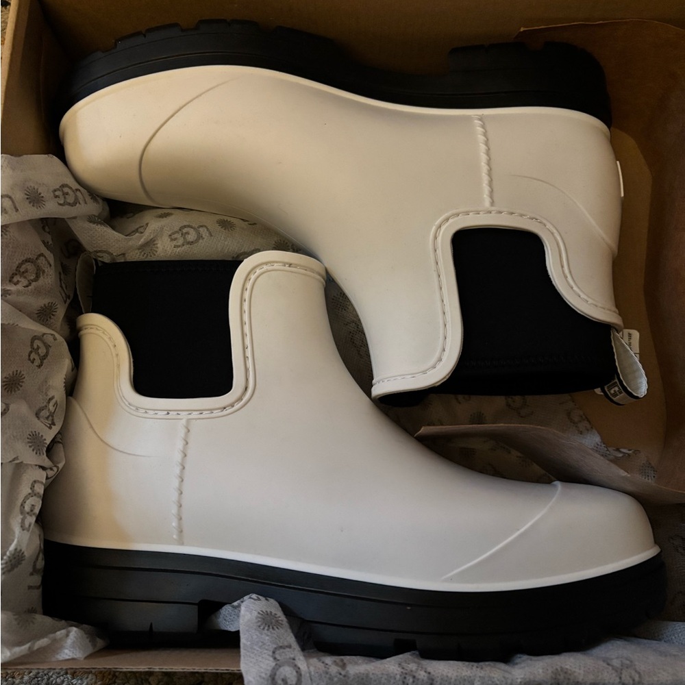 UGG Lined boots; style droplet in white.